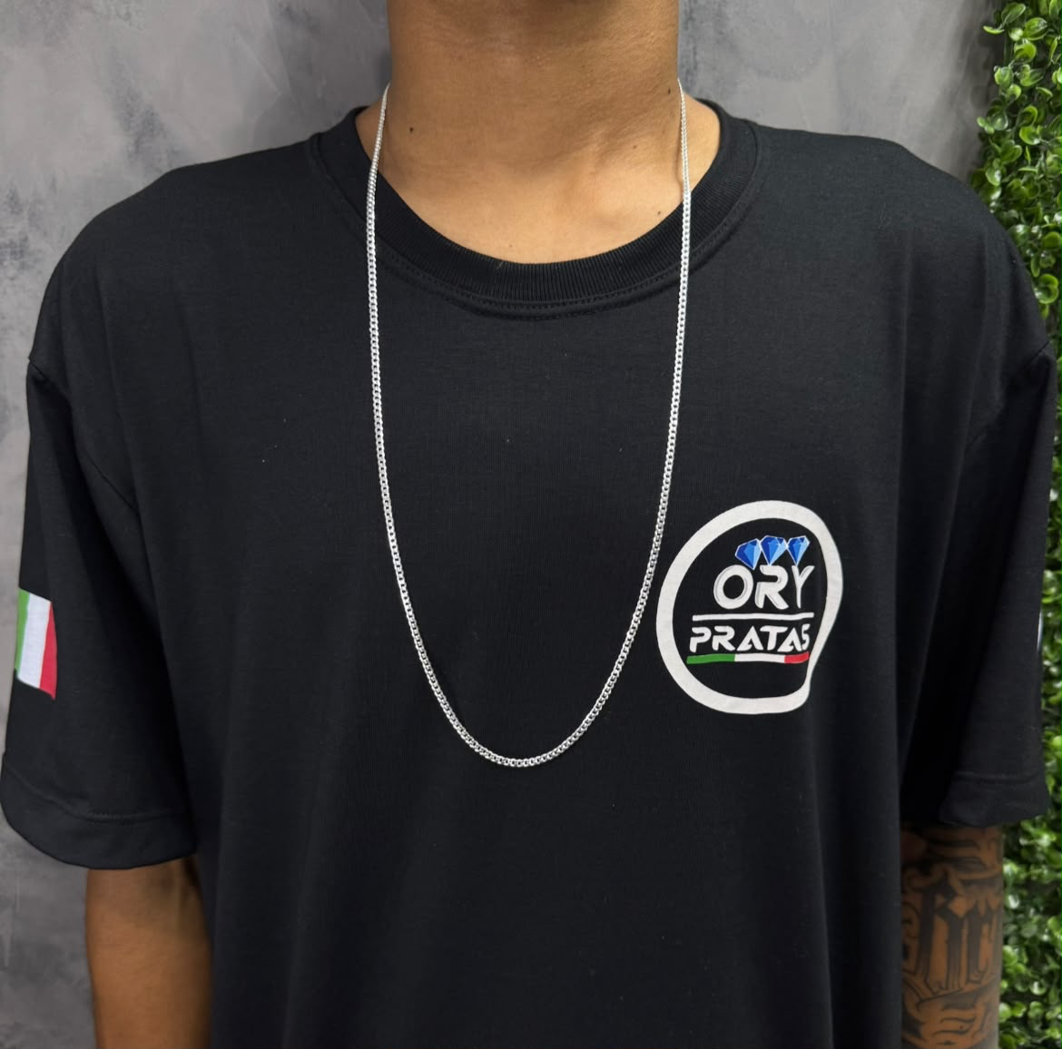 Cordão 3mm Grumet 80cm sendo usado com camisa Ory Pratas