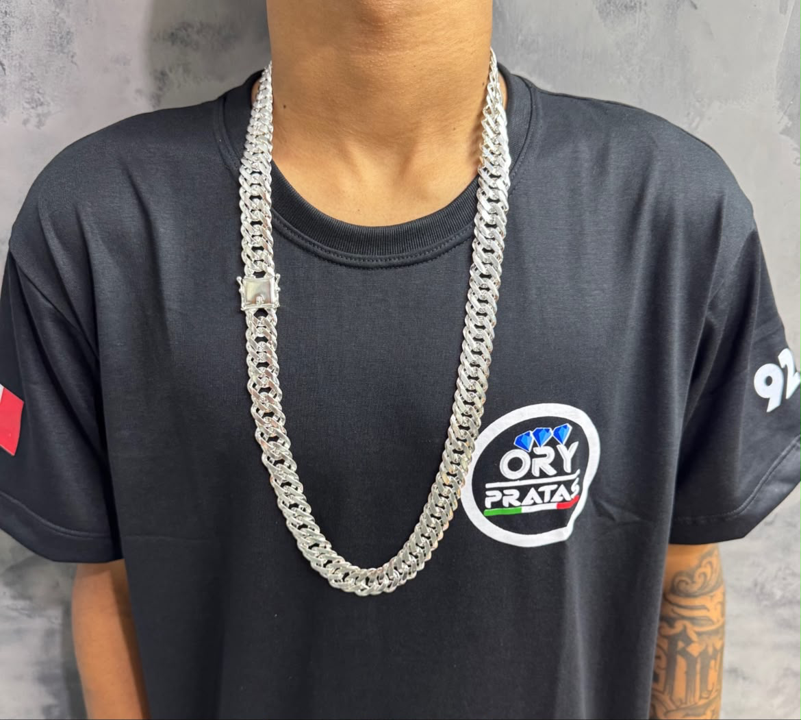 Cordão 17mm Elo Duplo sendo usado com camisa Ory Pratas