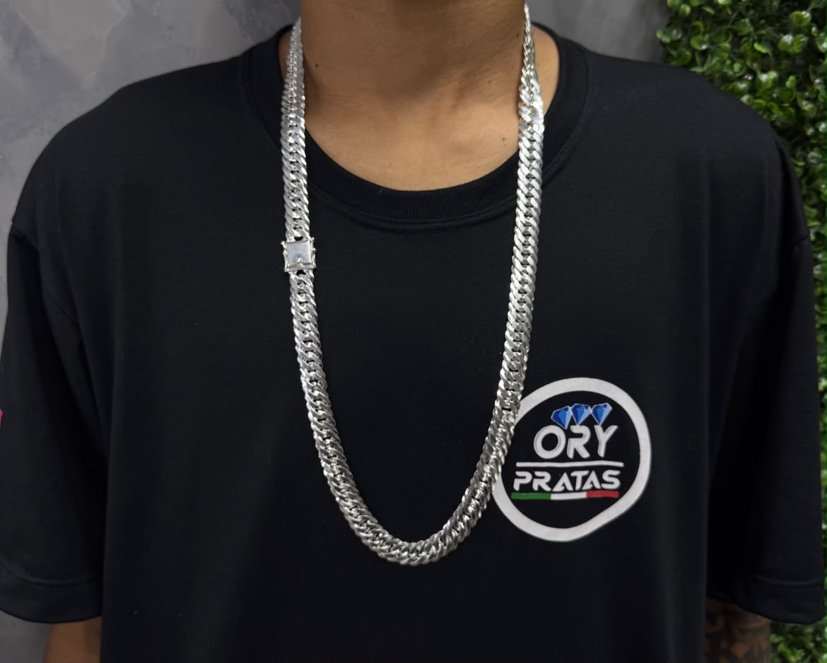 Cordão 13mm Elo Duplo sendo usado com camisa Ory Pratas
