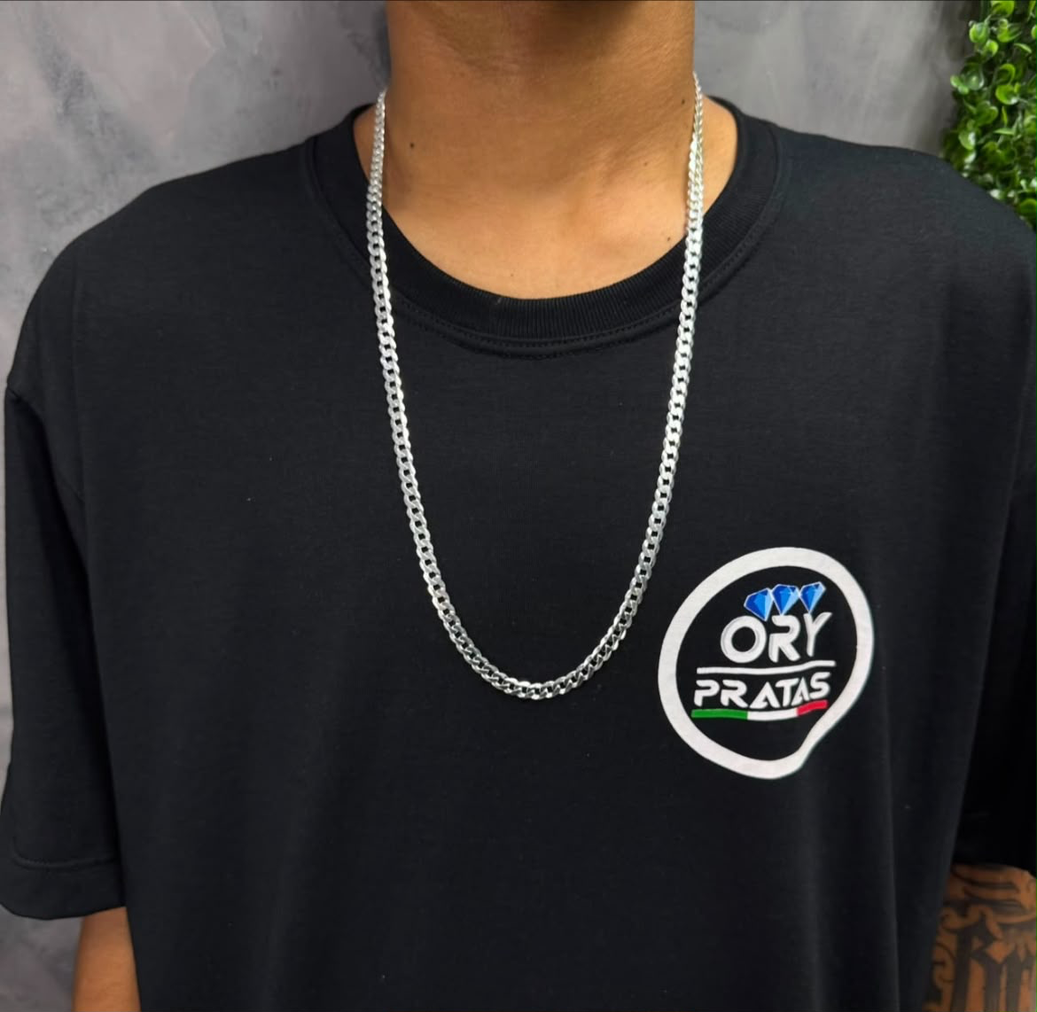 Cordão 6mm Grumet 70cm sendo usado com camisa Ory Pratas