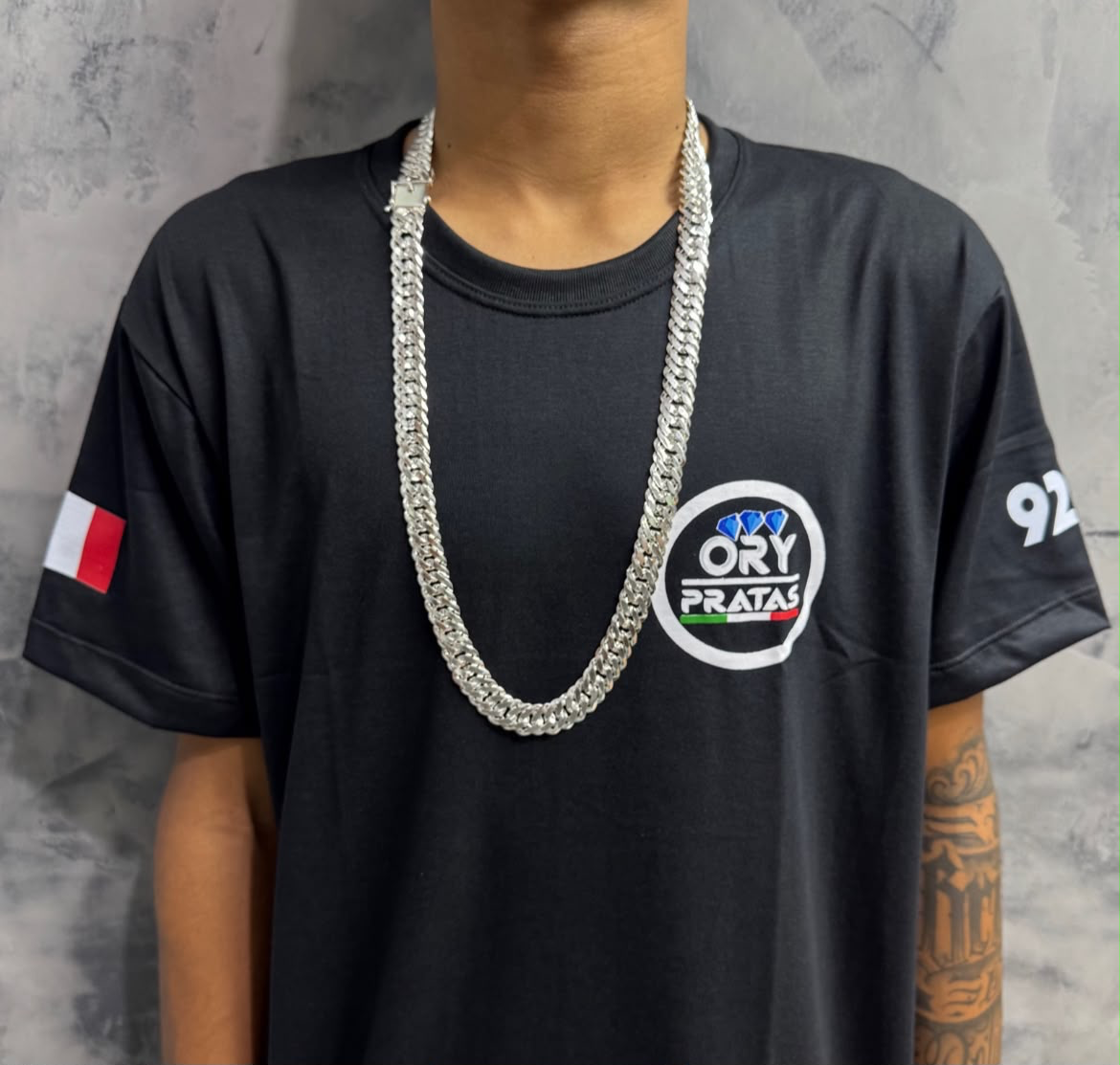 Cordão 15mm Elo Duplo sendo usado com camisa Ory Pratas