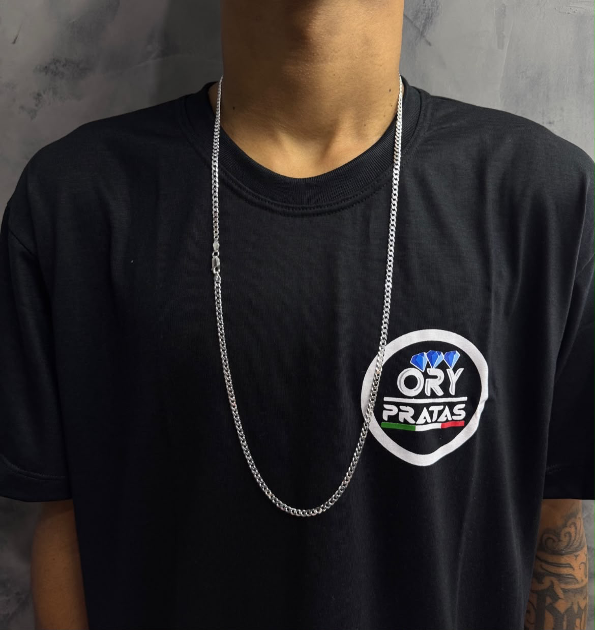 Cordão 4mm Grumet sendo usado com camisa Ory Pratas