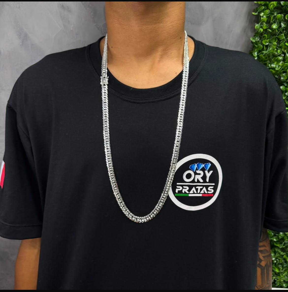 Cordão 8mm Elo Duplo sendo usado com camisa Ory Pratas