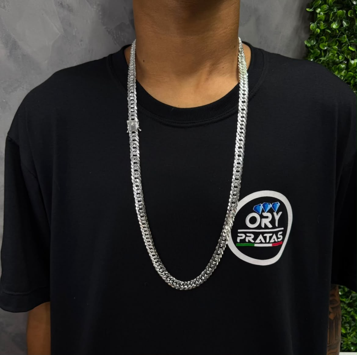 Cordão 10mm Elo Duplo sendo usado com camisa Ory Pratas